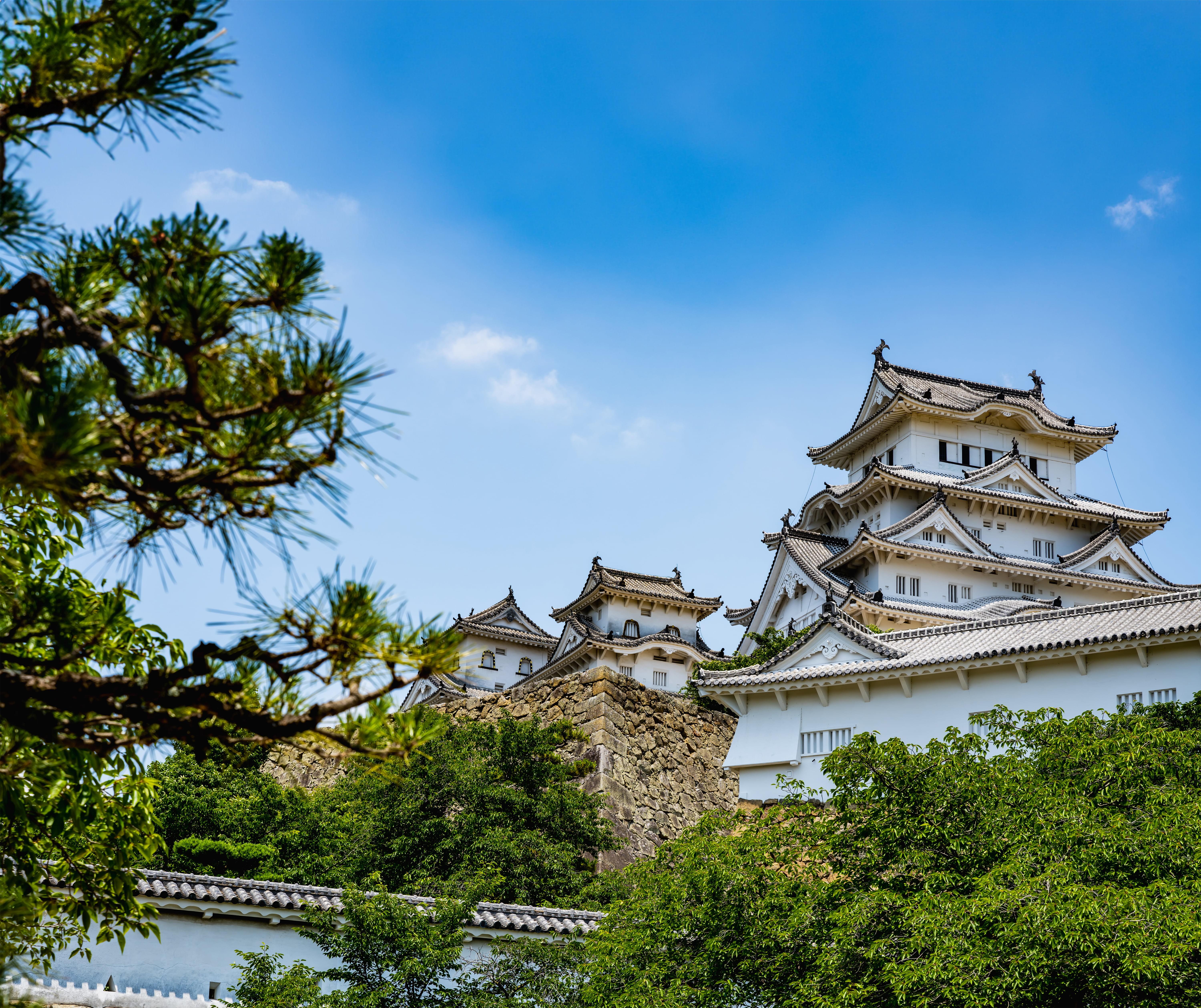 青空の下の姫路城